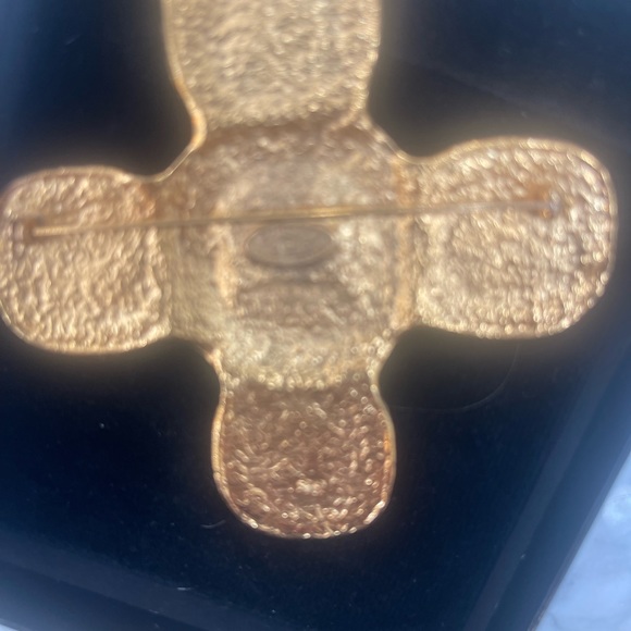 Real deal ALERT RARE circa 1993 Vintage Chanel Maltese Cross pin - Picture 6 of 8
